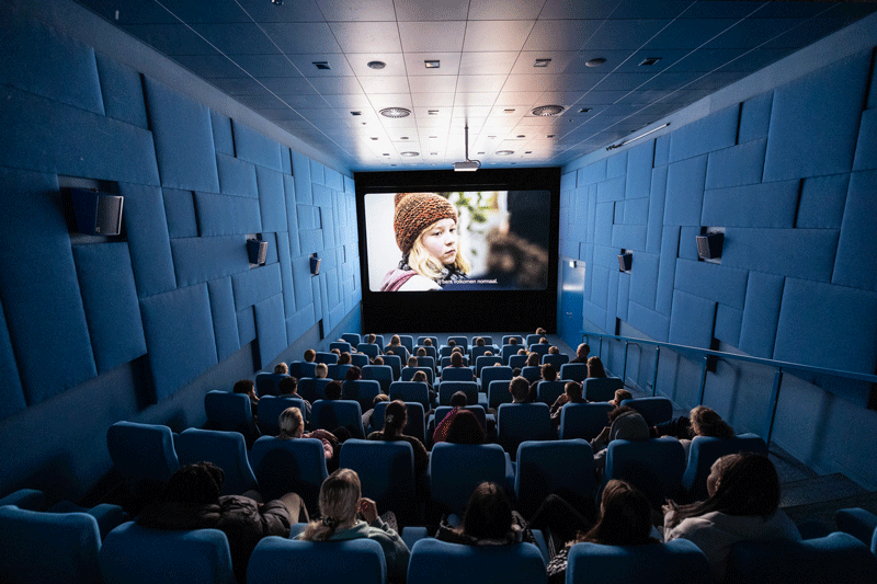 Mensen die een film kijken in een volle bioscoopzaal