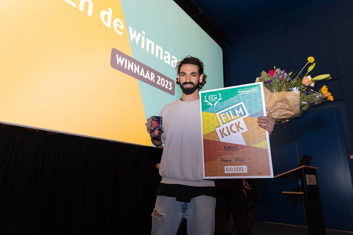 Winnaar Filmkick 2023 Remco Efdé via telefoon en producer Karim Hamad Noordelijk Film Festival